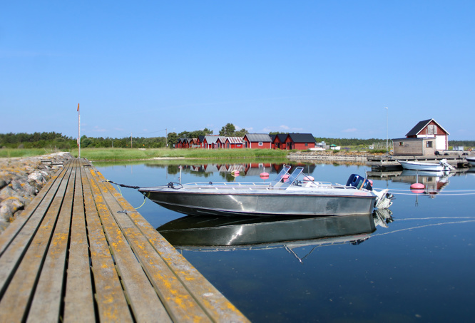 Presenterar ställplatsen / husbilsparkeringen i Botvaldevik fiskehamn / gästhamn på östra Gotland.